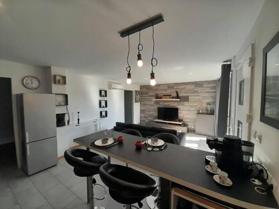 Appartement Spacieux &Tres Calme. Spacious & Very Quiet Apartment. Карро Экстерьер фото