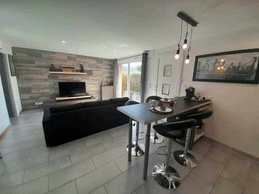 Appartement Spacieux &Tres Calme. Spacious & Very Quiet Apartment. Карро Экстерьер фото